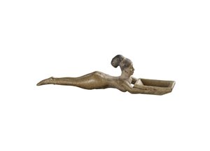Cuillère en forme de fille nue nageant avec un bassin rectangulaire devant elle